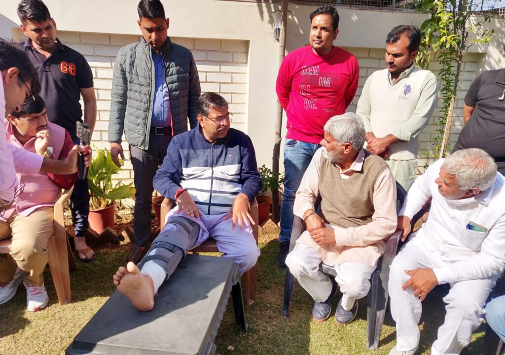 विधानसभा कूच के द्वौरान पुलिस ने सतीश पूनियां- मदन दिलावर को धक्का देकर गिराया 3 FLszzIJVIAAj01p