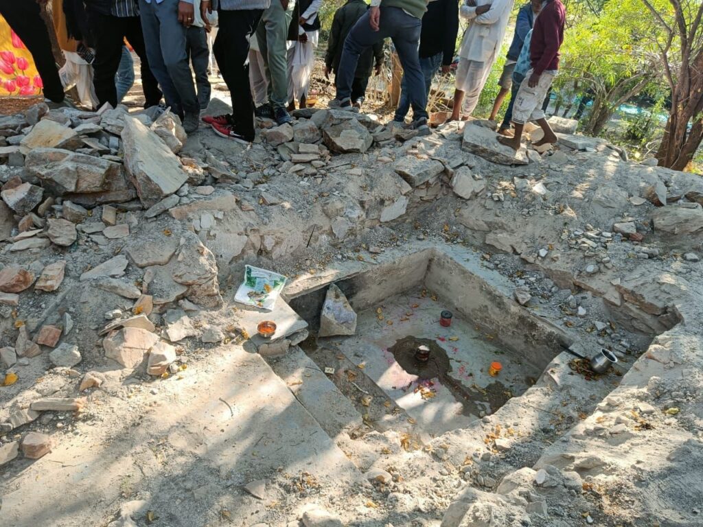 डूंगला में शिवमंदिर व हनुमान मंदिर को ध्वस्त करने की घटना के खिलाफ जनता सेना ने मोर्चा खोला 2 शिवमंदिर
