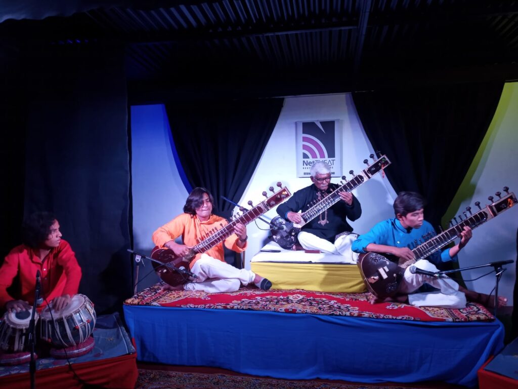 त्री-तंत्री के सुरों से नेट-थियेट हुआ झंकृत