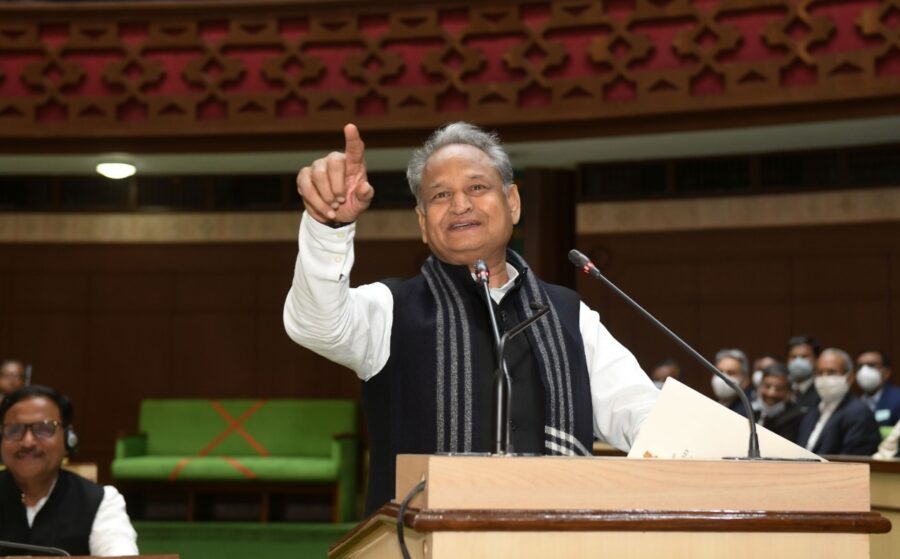 ना पूछो मेरी मंजिल कहां है? बजट पेश करते हुए राजे की तरफ इशारा करते हुए गहलोत ने की शेरो - शायरी