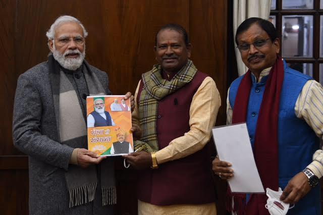 बांसवाड़ा-डूंगरपुर के सांसद कनकमल कटारा ने संसद में सक्रिय रहते हुए डूंगरपुर-रतलाम-बांसवाड़ा बड़ी रेल लाईन सहित अन्य मुद्दे प्रमुखता से उठायें