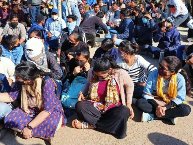 RAS मुख्य परीक्षा की तिथि को आगे बढ़ाने के लिए धरने पर बैठी ABVP