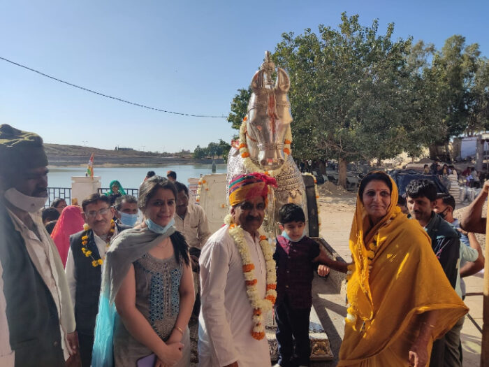 लोकदेवता बाबा रामदेव को भक्त ने चढ़ाये 1 करोड़ के चांदी के 2 घाेड़े