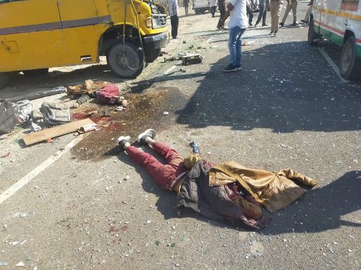 तेज रफ्तार स्कूल बस पलटने से 2 बच्चों की मौत,24 से ज्यादा घायल