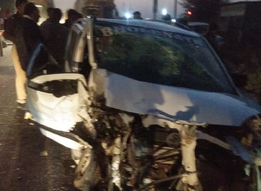 ट्रक को ओवरटेक करने के दौरान दो कारों में भीषण टक्कर, 2 की मौत और तीन घायल