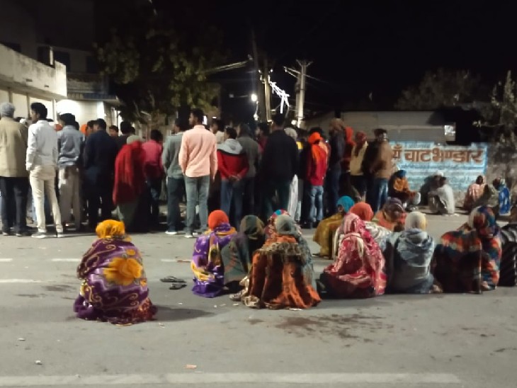 युवक की मौत से बवाल : गुस्साए लोगों ने पांच घंटे तक रखा जाम, विधायक भी धरने पर बैठे 2 युवक