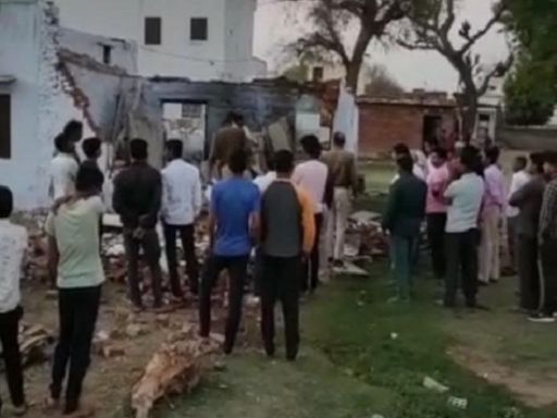 रसोई में गैस सिलेंडर से फ़फ़की आग ,सब कुछ जलकर खाक, परिवार के तीन सदस्य बाल-बाल बचे