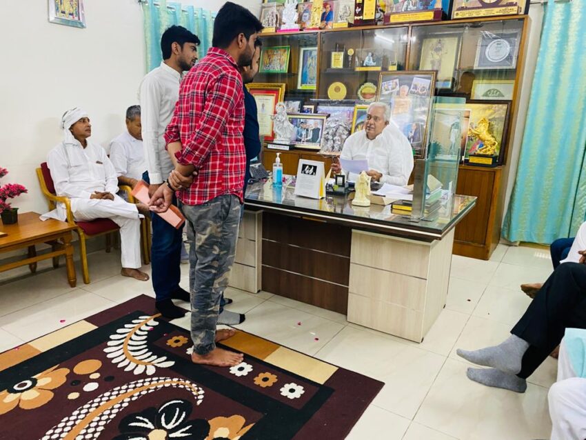 आक्रोशित नर्सेज कर्मियों ने वेतन वृद्धि एवं सेवा अवधि बढ़ाने की मांग को लेकर राज्य के चिकित्सा एवं स्वास्थ्य मंत्री को सौंपा ज्ञापन