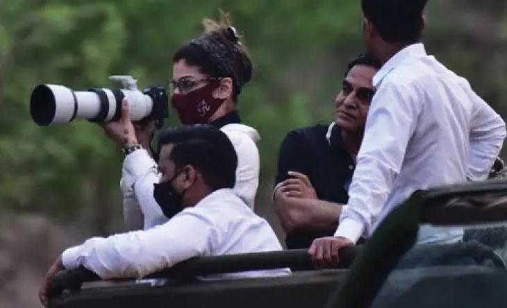 जयपुर में संजय दत्त-रवीना टंडन ने झालाना लेपर्ड सफारी का उठाया लुत्फ 2 जयपुर में संजय दत्त-रवीना टंडन ने झालाना लेपर्ड सफारी का उठाया लुत्फ