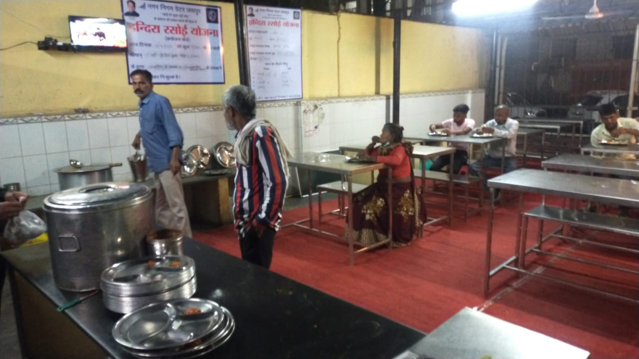 वरिष्ठ आईएएस ने जन्मदिन पर जरूरतमंदों को निशुल्क भोजन कराया