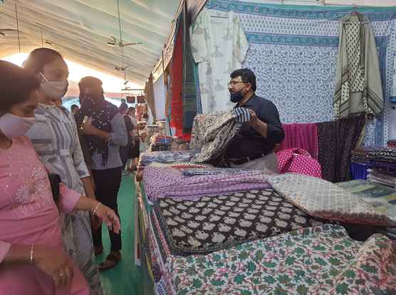 सूरतवासियों को भाए राजस्थानी हैण्डलूम उत्पाद