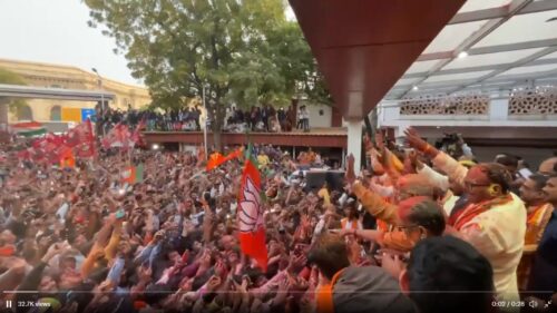 योगी ने लखनऊ में गुलाल उड़ाया, बोले- मोदी जैसा नेतृत्व हो तो ऐसा बहुमत मिलता है