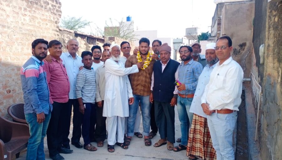 यूक्रेन से मोहम्मद माजिद की सकुशल वतन वापसी: बिसाऊ कस्बे में खुशी की लहर, मिलने वालों का लगा तांता; बांटी जा रही हैं मिठाइयां WhatsApp Image 2022 03 07 at 2.18.41 PM 1 e1646644139536