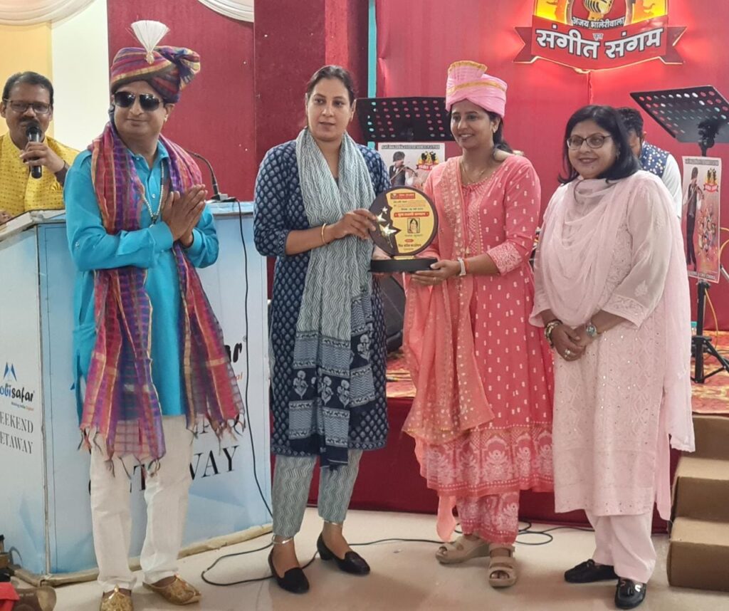 मूर्तिकार निर्मला कुलहरी के अद्भुत शिल्पकार्य के लिए गुड़गांव व जयपुर में हुआ सम्मान 2 निर्मला कुलहरी