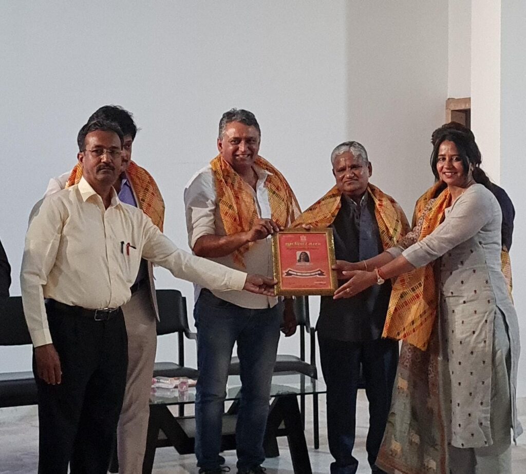 मूर्तिकार निर्मला कुलहरी के अद्भुत शिल्पकार्य के लिए गुड़गांव व जयपुर में हुआ सम्मान 3 निर्मला कुलहरी