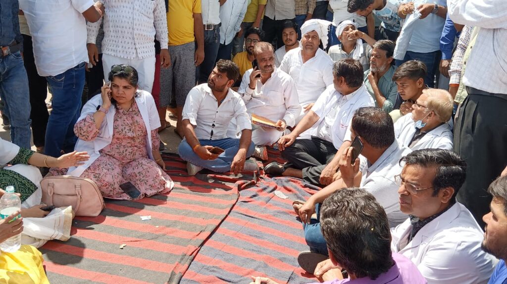 विप्र फाउंडेशन-विप्र वाहिनी के पदाधिकारी पहुंचे लालसोट, बाजार बंद करवा थाने का किया घेराव 2 विप्र फाउंडेशन