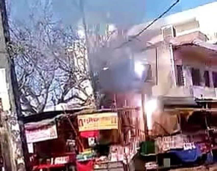मेहंदीपुर बालाजी मंदिर के पास ट्रांसफार्मर में आग से मची अफरा-तफरी, श्रद्धालुओं ने दौड़कर बचाई जान