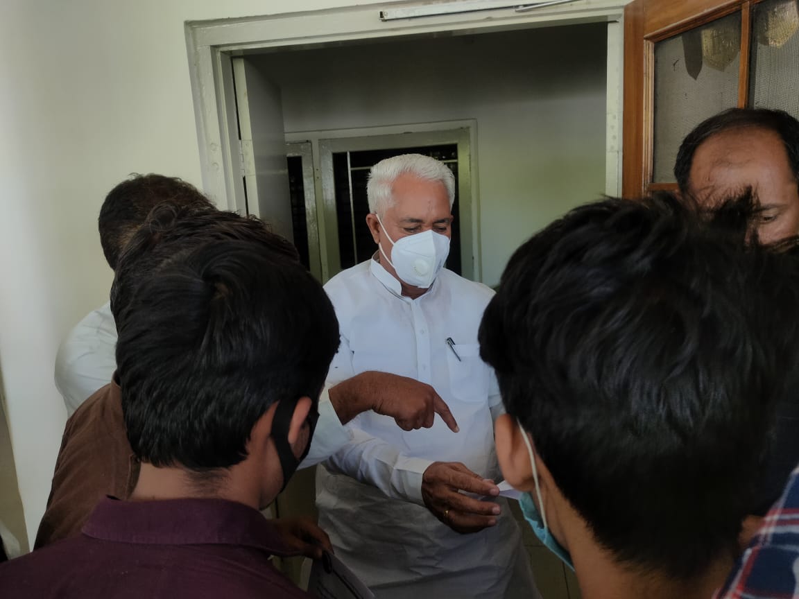 यूटीवी नर्सेज कर्मियों एवं पैरामेडिकल कर्मियों के कार्यमुक्त आदेश के बाद अभ्यर्थियों में भारी रोष, स्वास्थ्य भवन पहुंचे हजारों लोग
