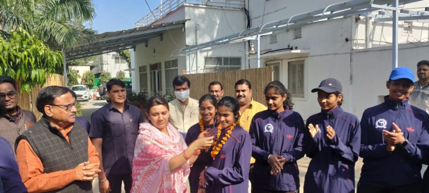 डॉ. महेश जोशी ने नेशनल सेसटोबॉल चैंपियनशिप के लिए टीम को आशीर्वाद दे किया रवाना