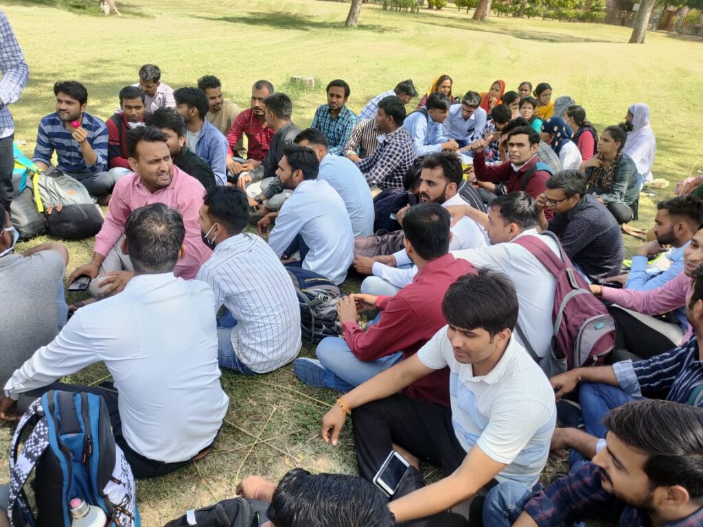 यूटीवी नर्सेज कर्मियों एवं पैरामेडिकल कर्मियों के कार्यमुक्त आदेश के बाद अभ्यर्थियों में भारी रोष, स्वास्थ्य भवन पहुंचे हजारों लोग