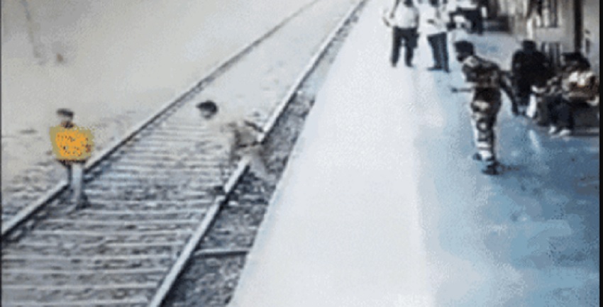 जीआरपीकर्मी ने ठाणे में ट्रेन के आगे कूदे युवक को 3 सेकेंड के फासले से बचाई जान