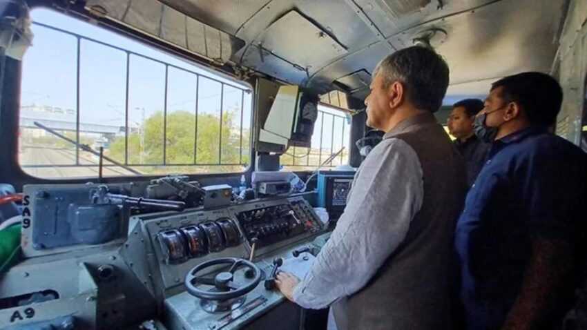'कवच' ने रोक दी दो ट्रेनों की टक्कर, ट्रेन के इंजन में सवार थे रेल मंत्री