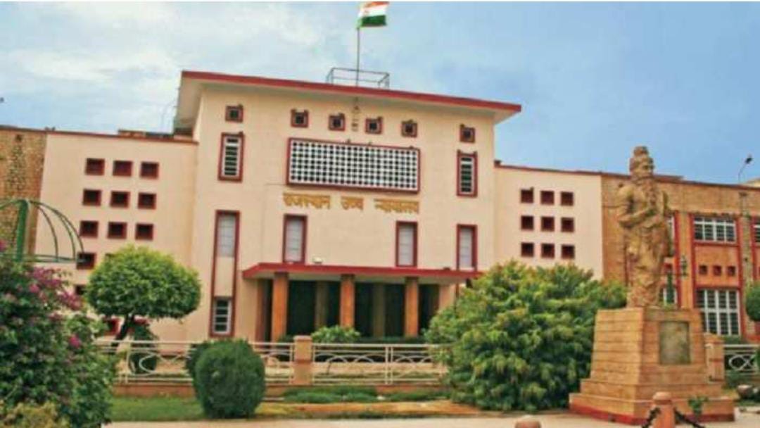 हाईकोर्ट में शिक्षा विभाग के निदेशक IAS कानाराम ने मांगी माफी, कोर्ट ने लगाया 50 हजार का जुर्माना - RAS अधिकारी व DEOवारंट से तलब