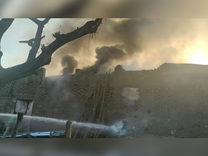 खाने के तेल की फैक्ट्री में लगी भीषण आग, 5KM तक दिखीं लपटें 2 खाने के तेल की फैक्ट्री में लगी भीषण आग, 5KM तक दिखीं लपटें