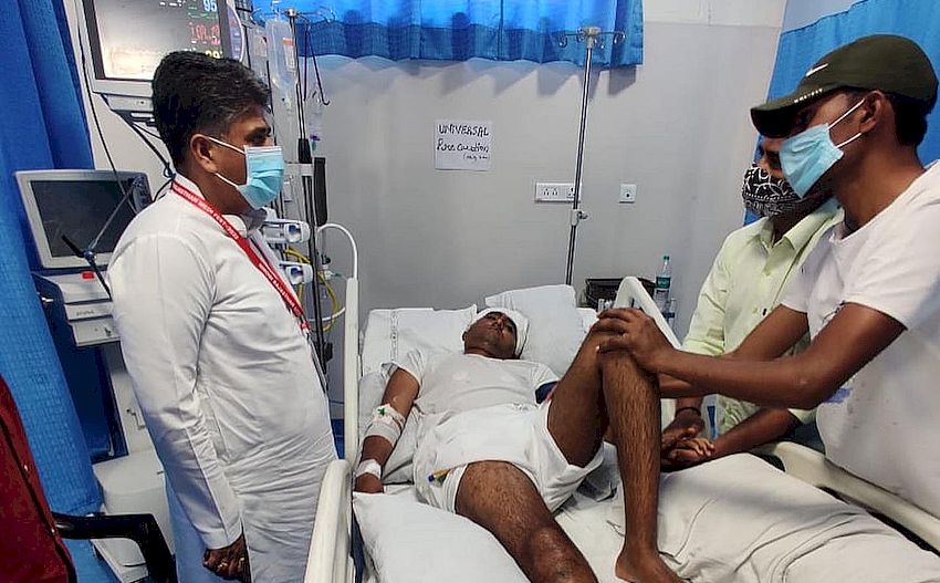 विप्र कल्याण बोर्ड अध्यक्ष महेश शर्मा ने करौली हिंसा में घायल की कुशलक्षेम पूछी