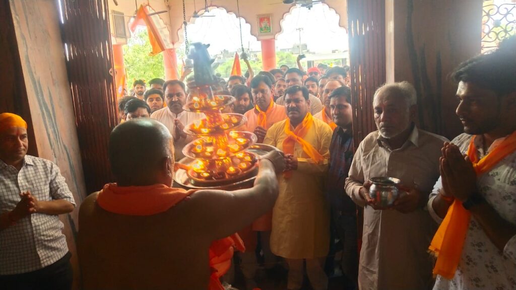कांग्रेस विधायक वेद प्रकाश सोलंकी ने चाकसू में लगाए राम नाम के जयकारे, रामनवमी जुलूस का किया नेतृत्व 2 कांग्रेस विधायक वेद प्रकाश सोलंकी ने चाकसू में लगाए राम नाम के जयकारे, रामनवमी जुलूस का किया नेतृत्व