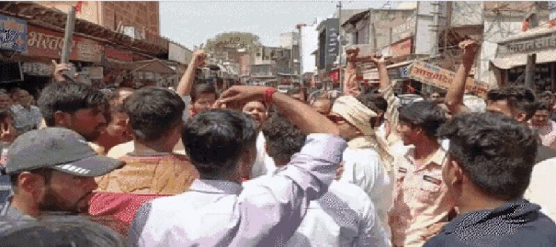 भरतपुर में धर्मस्थल के सामने लाउडस्पीकर बंद कराया तो लोगो ने किया हंगामा, प्रशासन के खिलाफ की नारेबाजी