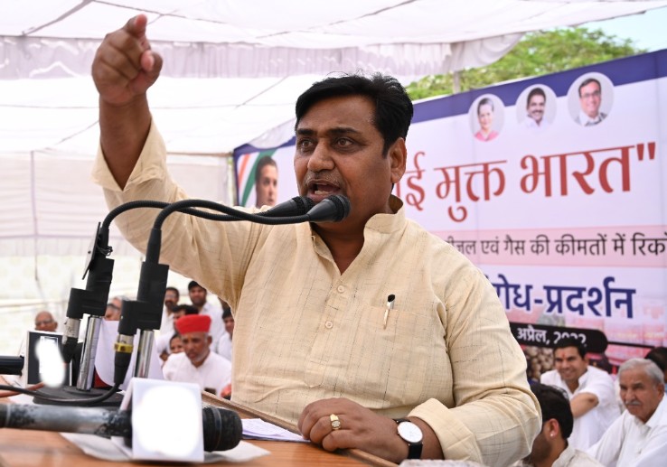 कांग्रेस के महंगाई विरोधी धरने में नहीं बोलने वाले मंत्रियों को फटकारा, बोले-मोदी कोई इनकम टैक्स का छापा नहीं डलवा रहा,बोलने में डर काहे का