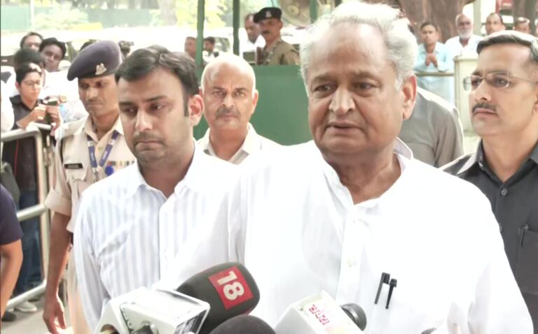 गहलोत ने सोनिया से माफ़ी मांगी, कांग्रेस राष्ट्रीय अध्यक्ष का चुनाव नहीं लड़ेंगे