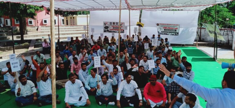 नर्सिंग शिक्षकों की भर्ती की मांग एवं नियमों में बदलाव की मांग को लेकर बेरोजगार नर्सेज अभ्यर्थियों ने दिया धरना
