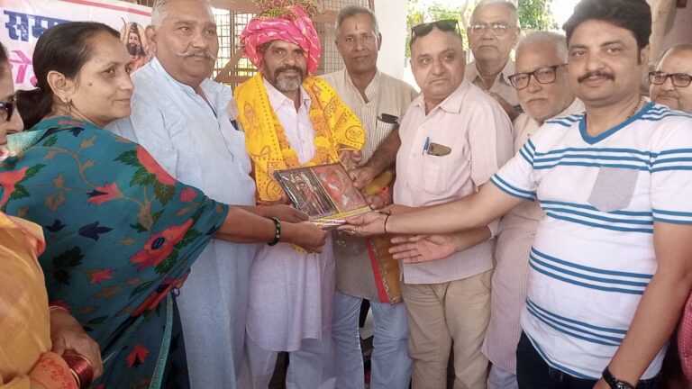 विप्र फाउन्डेशन ने किया शिक्षा भूषण पुरुस्कृत विनोद भारद्वाज का सम्मान