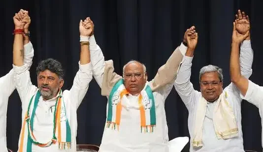 Karnataka: प्रदेश का अगला मुख्यमंत्री कौन होगा, कुछ ही देर में शुरू होगी कांग्रेस विधायक दल की बैठक Congress-president-Mallikarjun-Kharge-with-former
