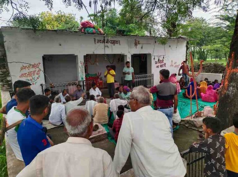 पंचायत ने पुलिया बनाकर खेतों पर जाने का रास्ता किया बंद
