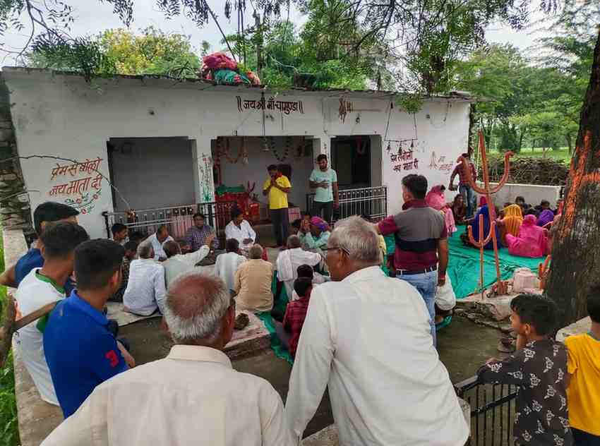 पंचायत ने पुलिया बनाकर खेतों पर जाने का रास्ता किया बंद